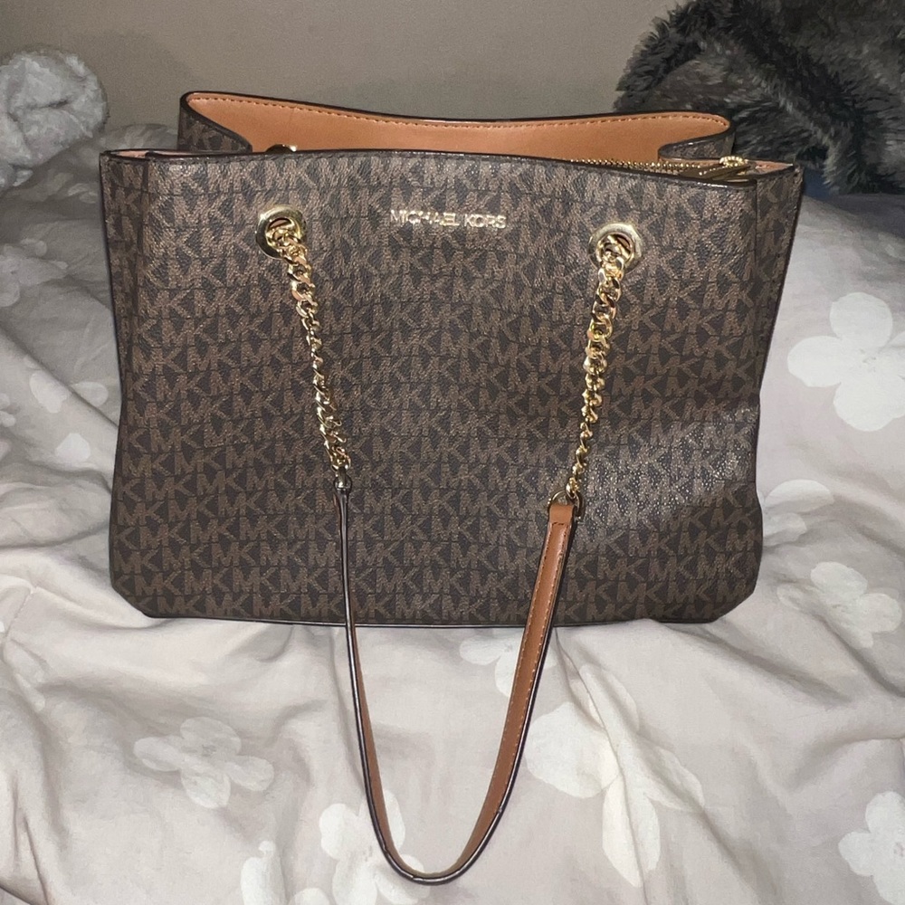 Micheal Kors purse